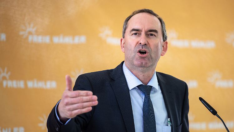 Hubert Aiwanger behauptet, die Corona-Impfungen verursachten massive Impfnebenwirkungen. Das stimmt jedoch nicht, und darüber ärgert Markus Söder sich.