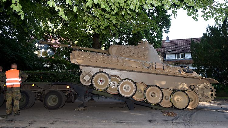 Beim Abtransport des fahrtüchtigen, aber nicht schussfähigen Panzers..