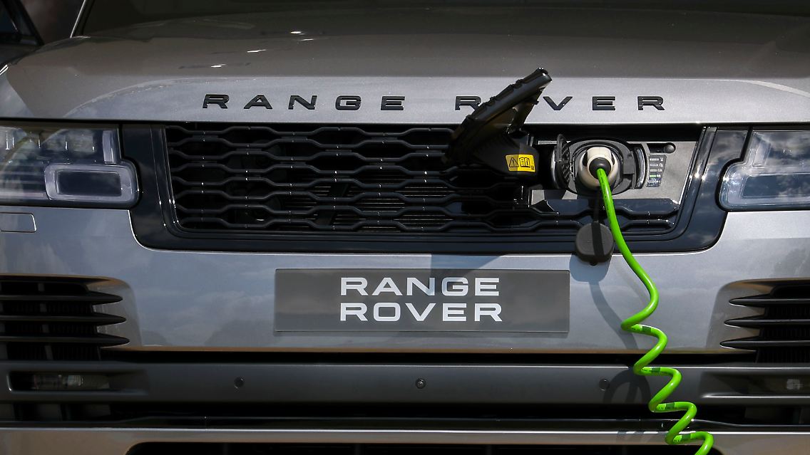 Land Rover will in den nächsten fünf Jahren insgesamt sechs E-Auto-Modelle anbieten. 2024 ist die Markteinführung des ersten vollelektrischen Land Rovers angekündigt.