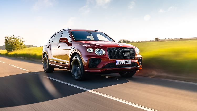 Statt laut zu brüllen, startet der Bentley Bentayga Hybrid auf Samtpfoten.