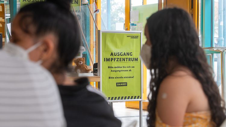Bei den erweiterten Impfangeboten für 12- bis 17-Jährige gehe es nicht darum, Druck zu machen, versichert Spahn.