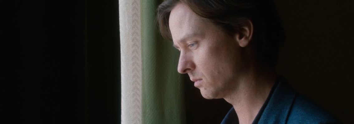FABIAN_Fabian+(Tom+Schilling)+am+Fenster+c+Lupa+Film_Hanno+Lentz_DCM.png