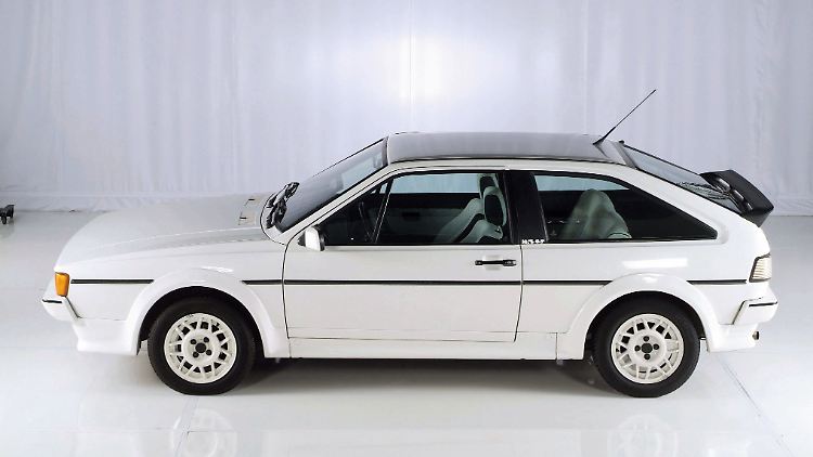 Das gesuchte Kult-Sondermodell "White Cat" debütiert 1984 mit Dachantenne und Heckspoiler von Zender.