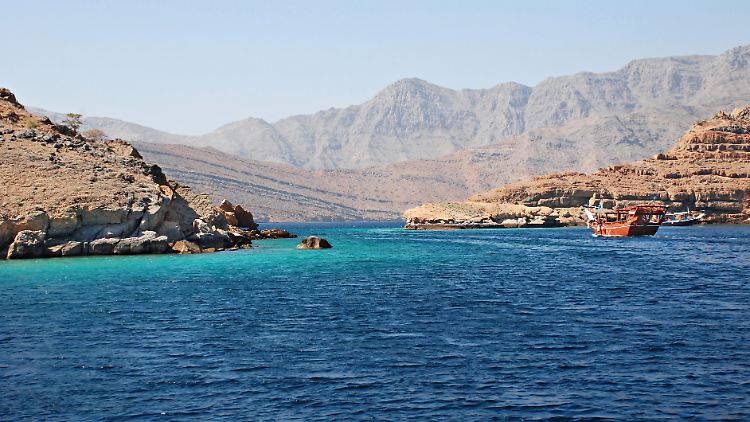 Schiffe gelangen über den Golf von Oman und die Straße von Hormus in den Persischen Golf. 