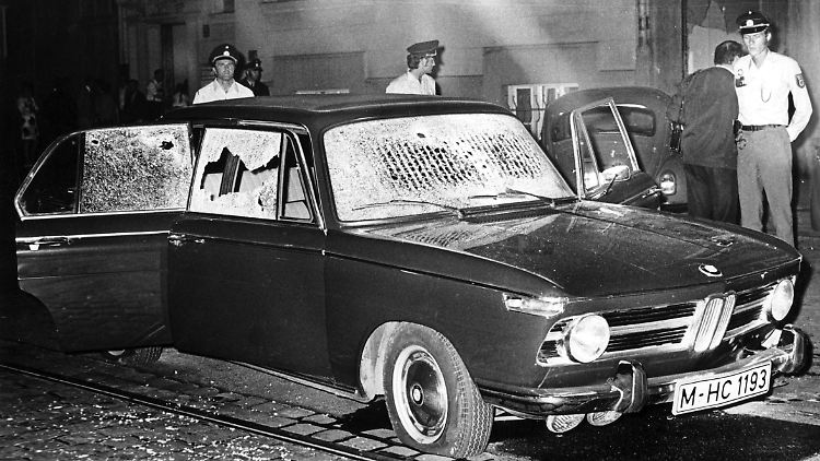 Der von Kugeln beschädigte Fluchtwagen, in dem einer der Geiselnehmer starb.