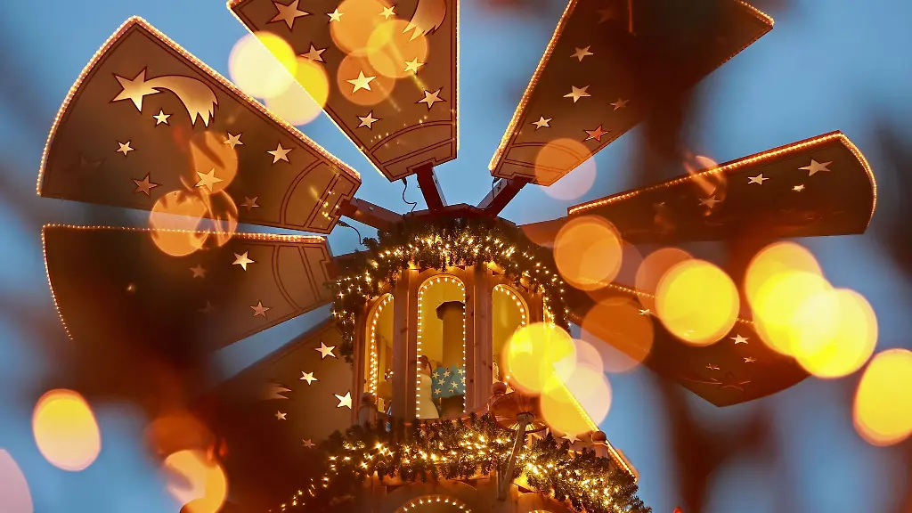 Zur-Tradition-in-Sachsen-gehoert-das-Anschieben-der-Pyramiden-Symbolbild