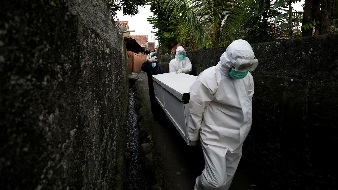 Deswegen unterstützt er nun das überlastete Gesundheitssystem seiner Stadt: Der 41-Jährige ist einer von etwa 35 Freiwilligen in Bogor, südlich von Jakarta, die sich um die Körper der Menschen kümmern, die zu Hause an Covid-19 gestorben sind.