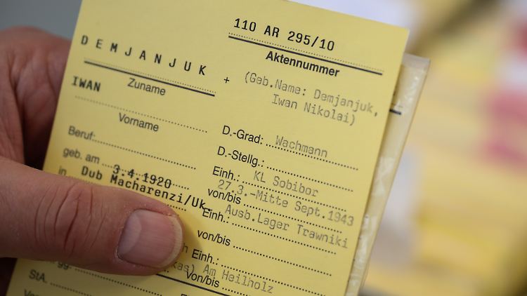 Oberstaatsanwalt Thomas Will zeigt eine Karteikarte mit dem Verweis auf den ehemaligen KZ-Aufseher John Demjanjuk. 