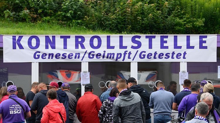 Vor dem Zweitligaspiel des FC Erzgebirge Aue gegen den FC St. Pauli am vergangenen Sonntag stehen Fans an, um sich registrieren zu lassen.