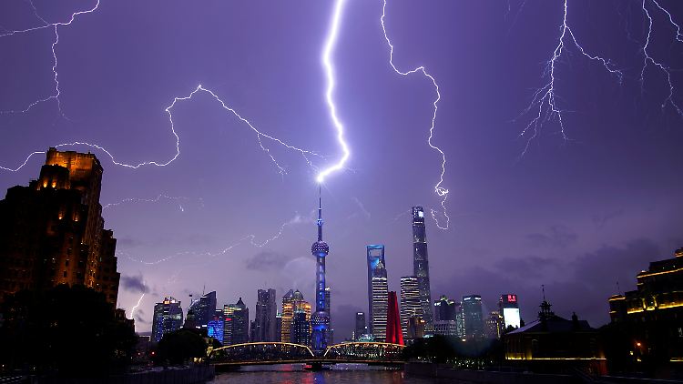 In Chinas Finanzmetropole Shanghai donnert es gewaltig.