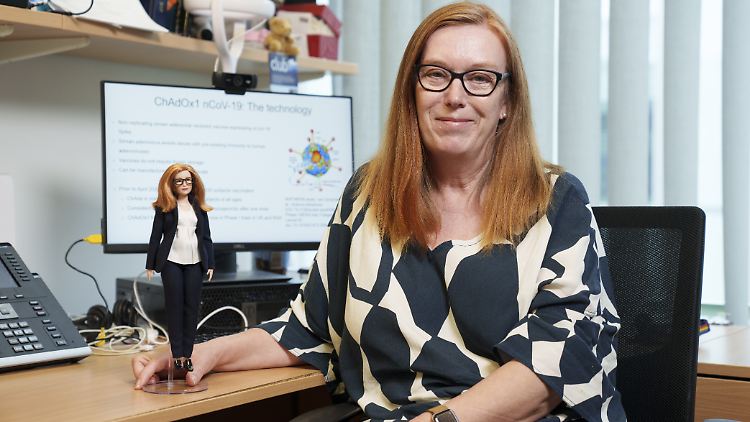 Seltsam, aber vielleicht hilfts was: Professorin Sarah Gilbert mit ihrer Barbie.