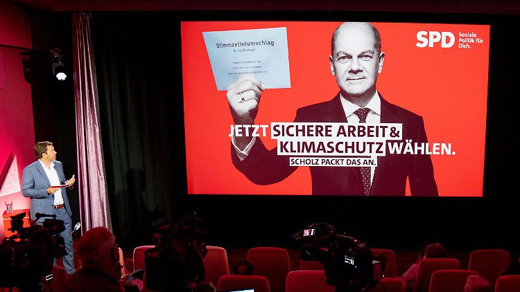 Klingbeil zeigt eines der neuen Scholz-Plakate.
