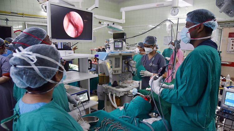 Spezialisten führen eine Operation an einem mit Mukormykose infizierten Patienten durch.