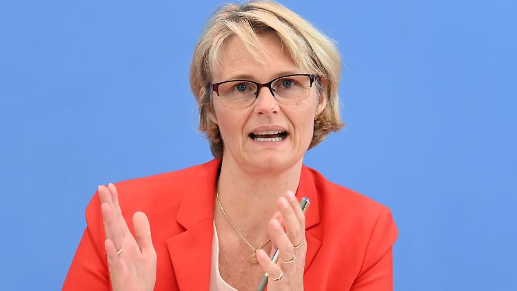 Bundesforschungsministerin Karliczek sagt, dass jüdisches Leben in Deutschland schon lange nicht mehr so bedroht war wie aktuell.