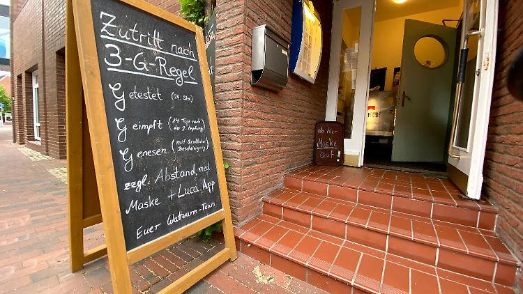 Laut dem Vorschlag könnten Ungeimpfte ab einer bestimmten Inzidenz und Krankenhausbelastung künftig auch mit negativen Tests keine Restaurants mehr besuchen.