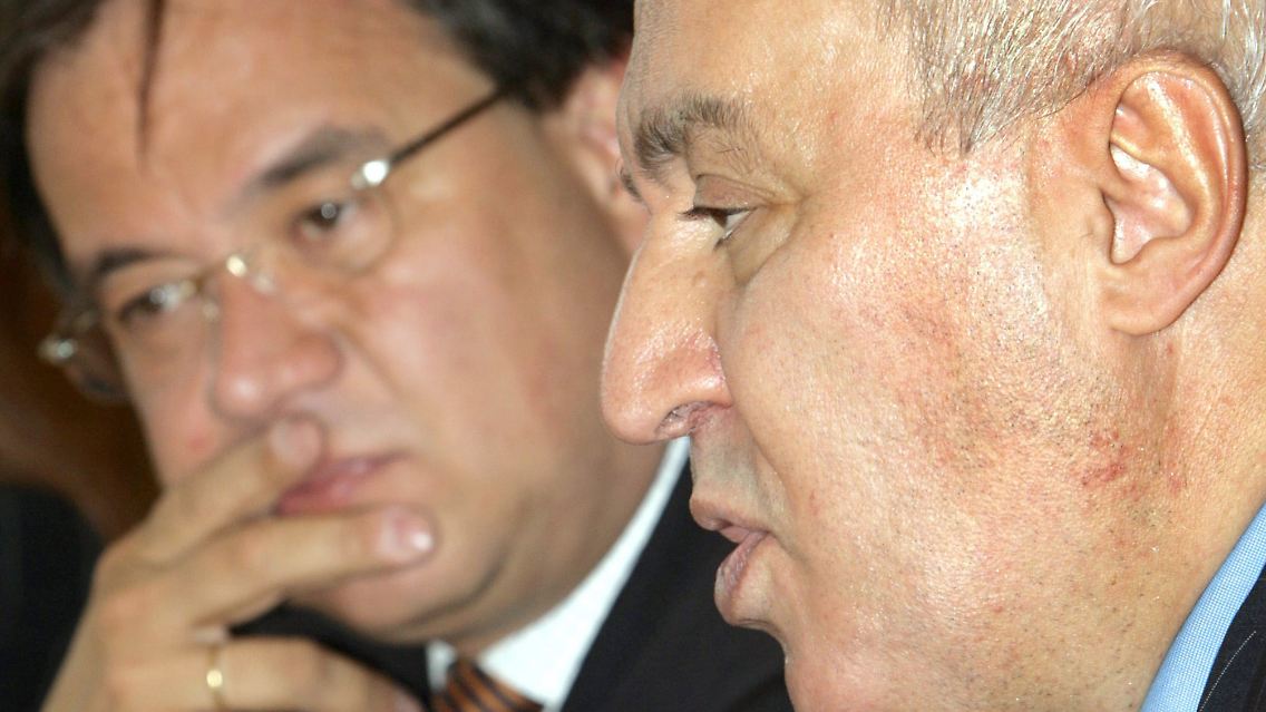 Armin Laschet als damaliger Integrationsminister von NRW und Faruk Sen beantworten 2006 auf einer Pressekonferenz in Düsseldorf Fragen von Journalisten.