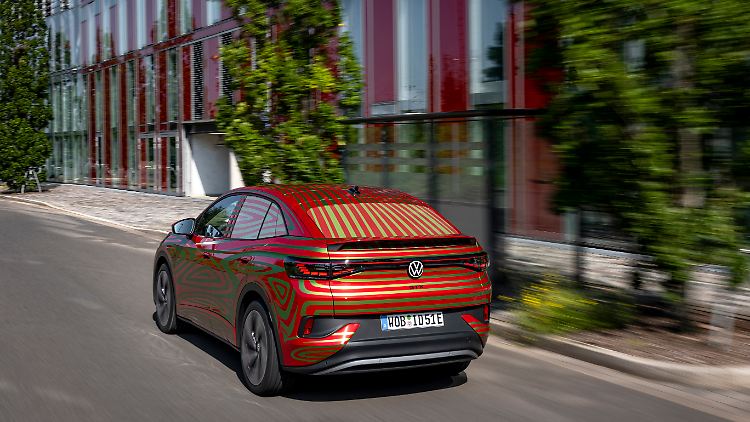 Die neue Sportlichkeit der Elektroautos von VW wird auch hier mit dem ID.5 GTX in Form eines Coupés präsentiert.