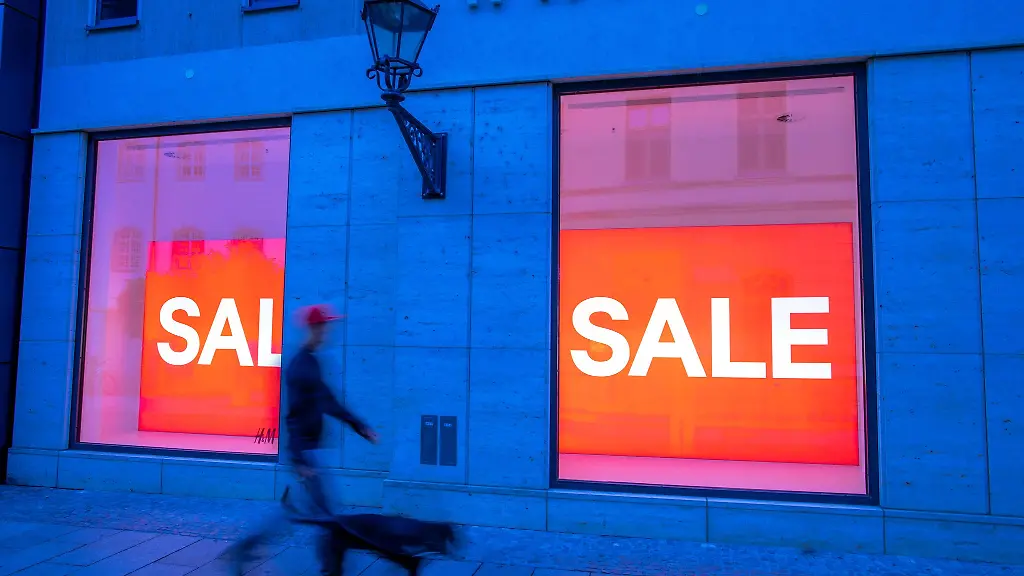 Schon-mal-ein-Sale-Schild-in-Blau-gesehen-Eben-Die-Signalfarbe-Rot-versetzt-uns-direkt-in-Alarmbereitschaft-und-verfuehrt-zum-Handeln-Oder-halt-Kaufen