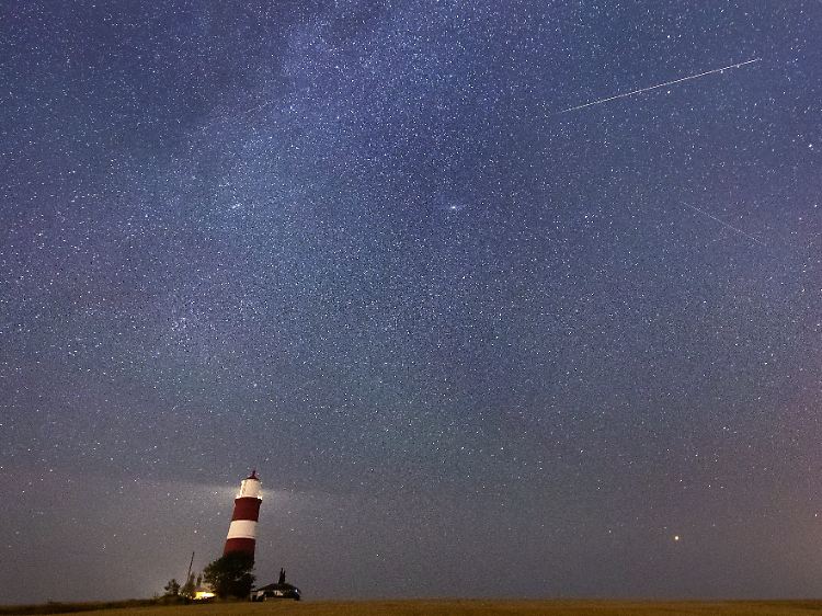 Die Sternschnuppen rasen mit 216.000 km/h über den Nachthimmel.