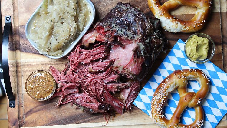 Die Zubereitung des Pulled Pork dauert zwar lange, aber man kann zwischendurch die Füße hochlegen.