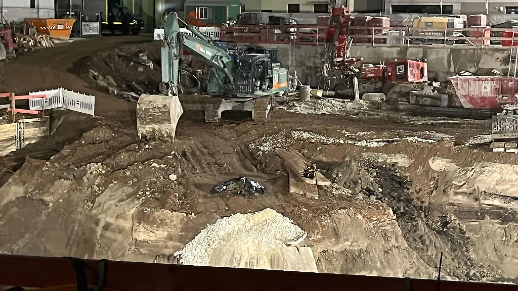 Mitten-auf-der-Baustelle-liegt-die-Bombe-unter-schwarzen-Plastikplanen