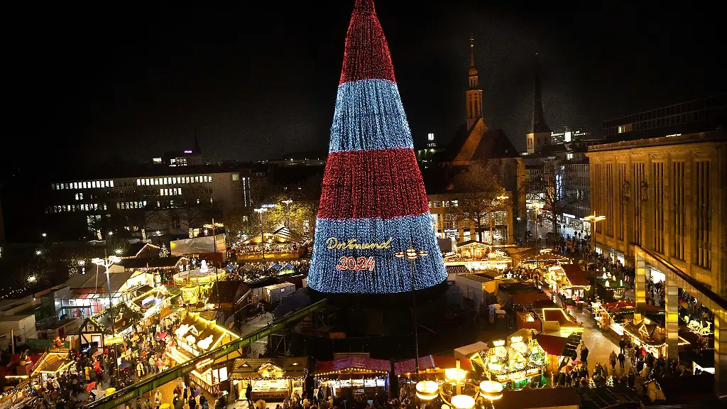 Die-Beleuchtung-des-riesigen-Weihnachtsbaums-auf-dem-Dortmunder-Weihnachtsmarkt-wird-eingeschaltet