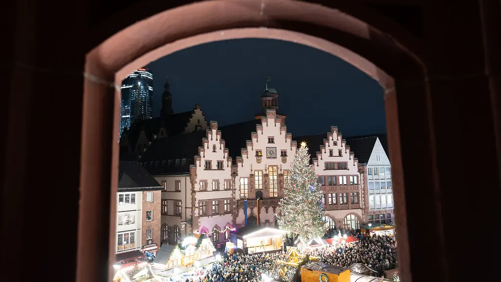 Baum-Florian-leuchtet-auf-dem-Frankfurter-Weihnachtsmarkt