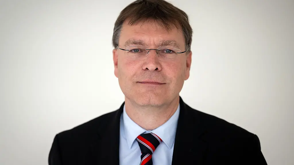 Der-Brandenburger-BSW-Landtagsabgeordnete-Sven-Hornauf-sieht-den-Fliegerhorst-Holzdorf-kritisch-Archivbild