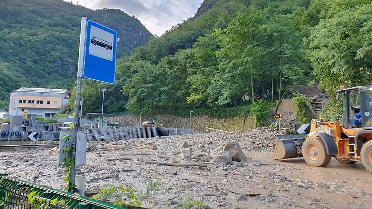 Nach einem Murenabgang ist eine Straße in Südtirol durch Schlamm und Geröll verschüttet.