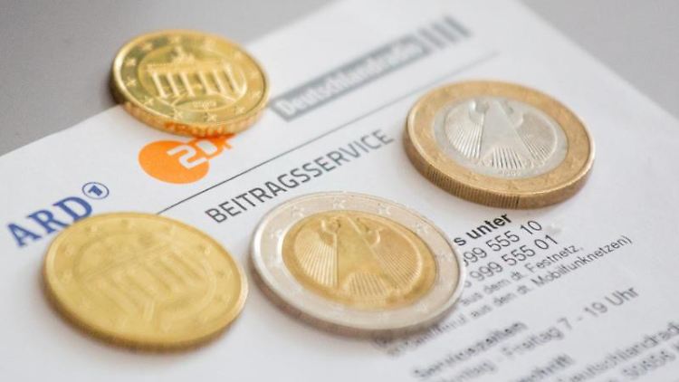 Nahezu jeder Haushalt in Deutschland muss ihn zahlen und neben Privatpersonen sind auch Institutionen und Betriebe grundsätzlich dazu verpflichtet, den Rundfunkbeitrag zu entrichten.
