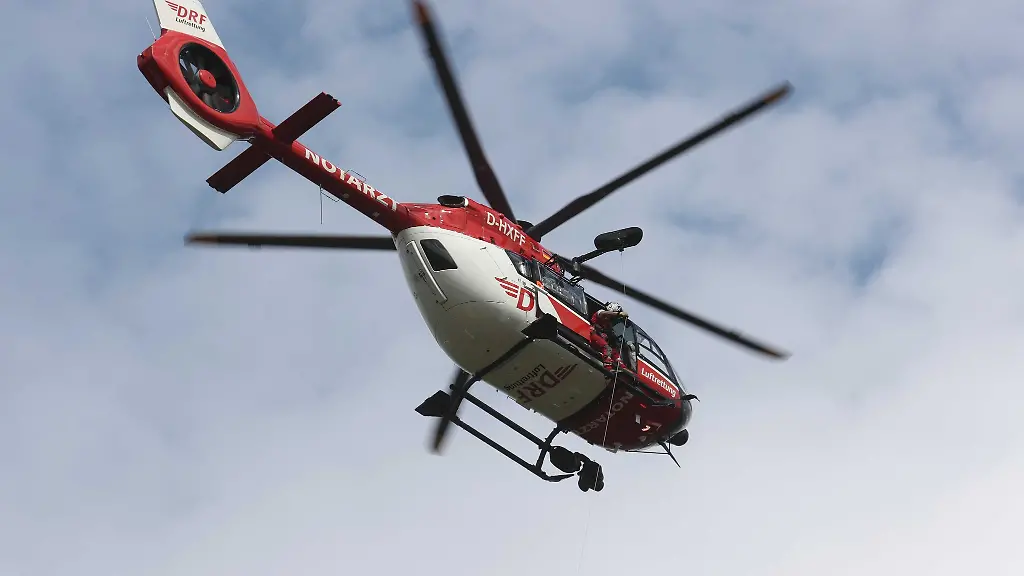 Ein-Rettungshubschrauber-hat-einen-Mann-ins-Krankenhaus-gebracht-der-bei-einem-Arbeitsunfall-schwer-verletzt-wurde