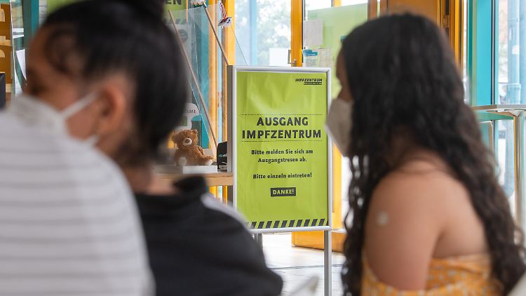 Manche Impfzentren bieten "Familientage" an, an denen Kinderärzte vor Ort sind. Doch eigentlich darf jeder Arzt Kinder und Jugendliche impfen.