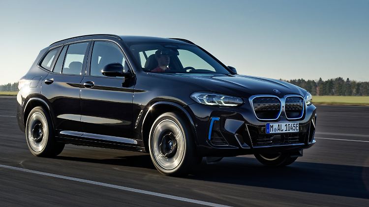 Optisch gibt sich der aufgefrischte BMW iX3 jetzt als Mitglied der i-Familie und deutlich sportlicher.