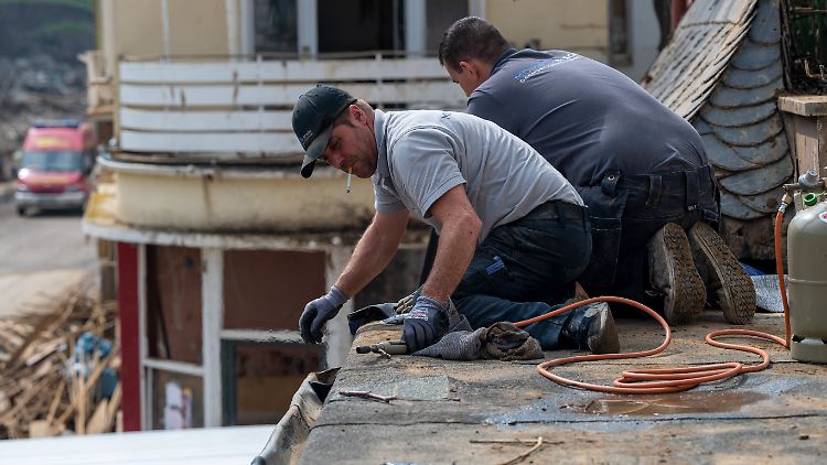Dachdecker reparieren eines der Häuser im schwer getroffenen Ahrtal.