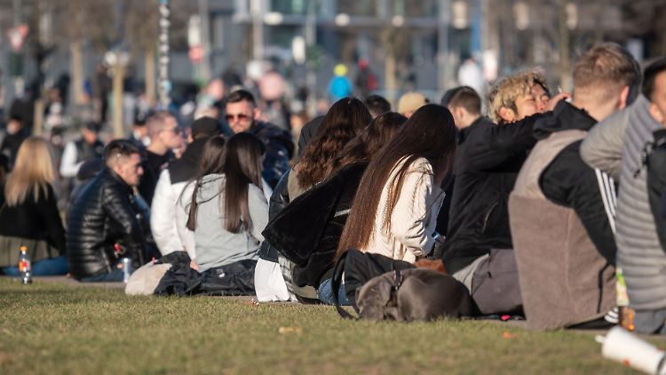 Selbst in einem durchwachsenen Sommer strömen die Menschen in Clubs, Bars und Restaurants. Gerade unter jungen Leuten steigt die Zahl der Infizierten.