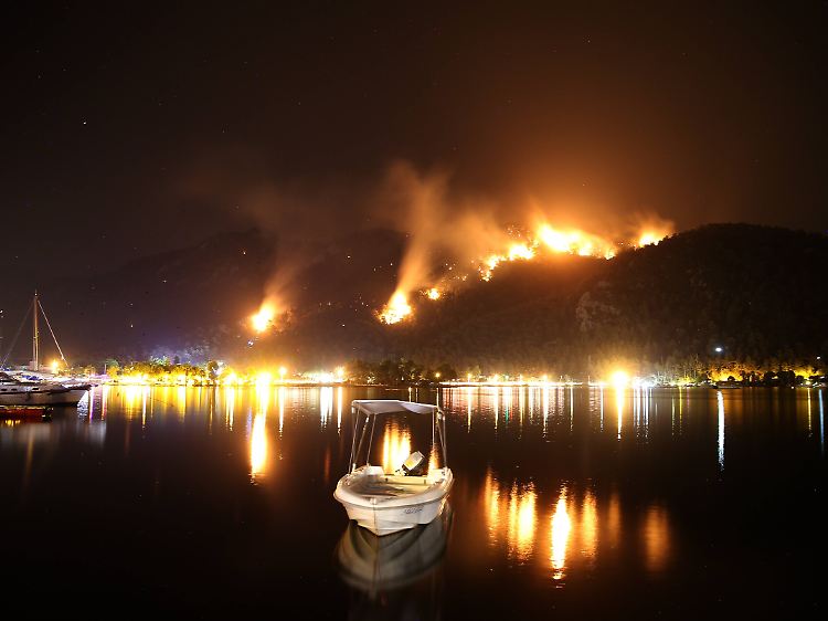 Auch im türkischen Marmaris kämpft die Feuerwehr verzweifelt gegen die Brände.