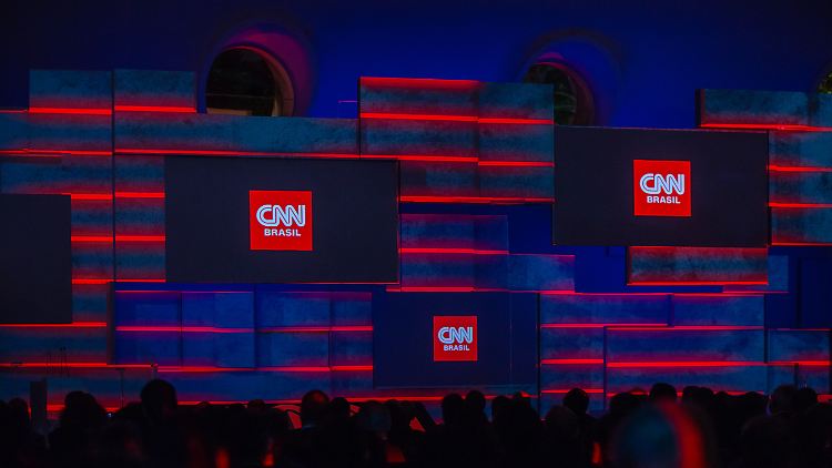 CNN betreibt weltweit 36 Redaktionen und beschäftigt etwa 3000 Mitarbeiter. 