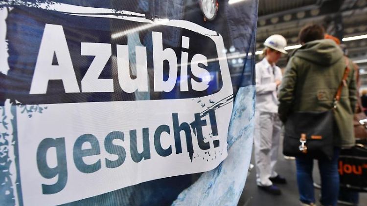 Das Statistische Bundesamt zählte 2020 fast zehn Prozent weniger Verträge für eine Lehre in der dualen Berufsausbildung als im Jahr 2019.