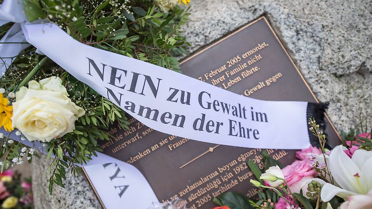 Gedenken an Hatun Sürücü, die 2005 von ihren Brüdern ermordet wurde.