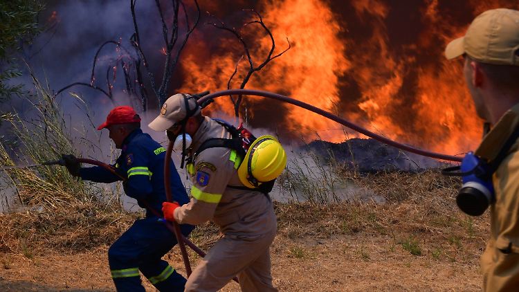 Der Kampf gegen die Flammen ist in vielen Teilen Griechenlands aktuell aussichtslos. Starke Winde fachen die Feuer wohl immer wieder an. 
