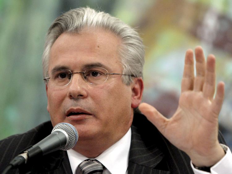 Vom Dienst suspendiert: der renommierte Untersuchungsrichter Garzón. Ihm wird zur Last gelegt, bei den Ermittlungen zu den Verbrechen der Franco-Diktatur seine Kompetenzen überschritten zu haben.