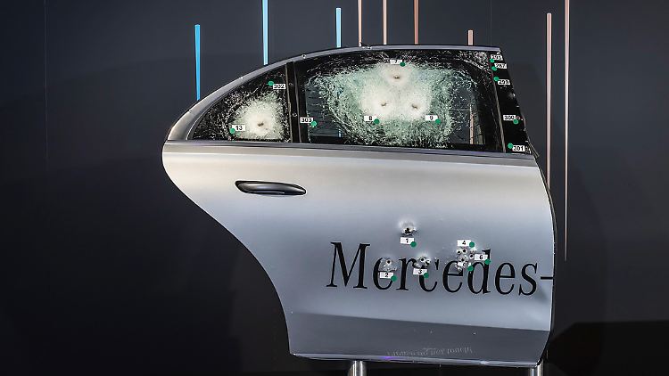 Selbst dem Beschuss mit einem Sturmgewehr hält die Panzerung des Mercedes S 680 Guard stand.