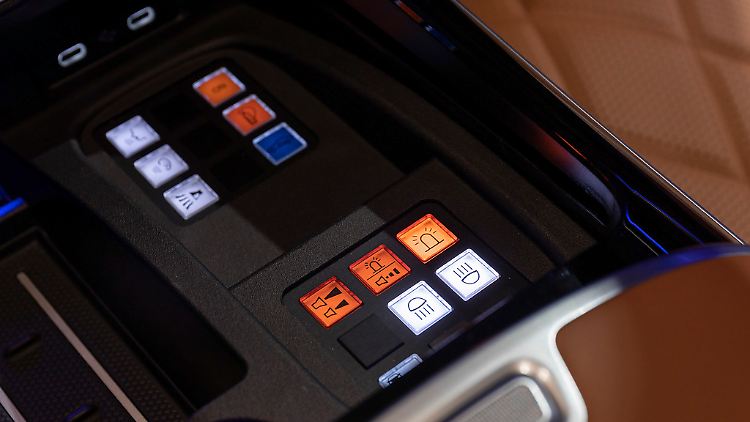 Dort, wo eigentlich die Becherhalter sind, hat der S 680 Guard eine Tastenleiste, die wie die eines James-Bond-Autos erscheinen.
