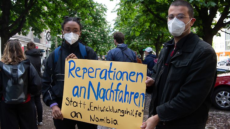 Demonstration im Mai 2021 in Berlin. Das Plakat beschreibt den Kern der Forderungen der Herero und Nama, mit denen sie sich bislang nicht durchsetzen konnten.