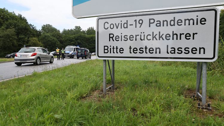 Polizisten kontrollieren Einreisende an der deutsch-dänischen Grenze.