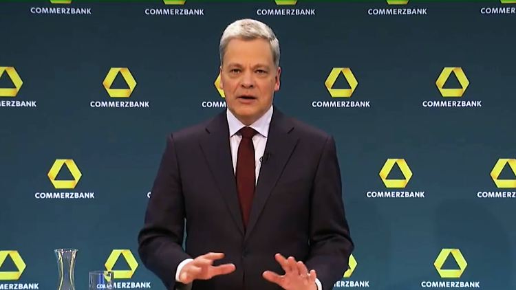Commerzbank-CEO Manfred Knof hat als "Banken-Trainer" noch einen beschwerlichen Weg vor sich. Die Lasten der Vergangenheit müssen aufräumt und der "Club" neu aufbaut werden.