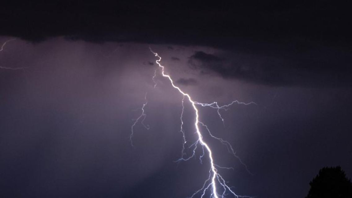 Blitze gehen während eines Gewitters in der Nacht nieder. Foto: Robert Michael/dpa-Zentralbild/dpa/Symbolbild