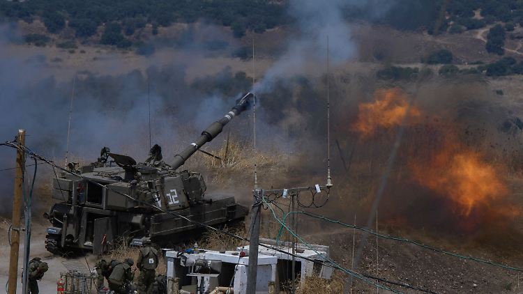 Israelische Streitkräfte feuern von ihrer Stellung an der Grenze zum Libanon.