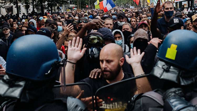 Protest in Paris: Immer wieder skandierten die Menschen feindselige Parolen gegen Staatschef Macron.