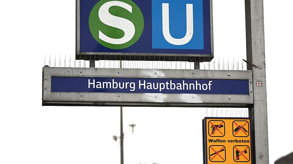 Ein-Waffenverbotsschild-haengt-am-Hamburger-Hauptbahnhof